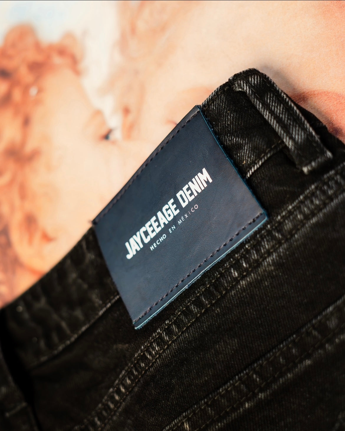 TOTAL BLACK CARPENTER