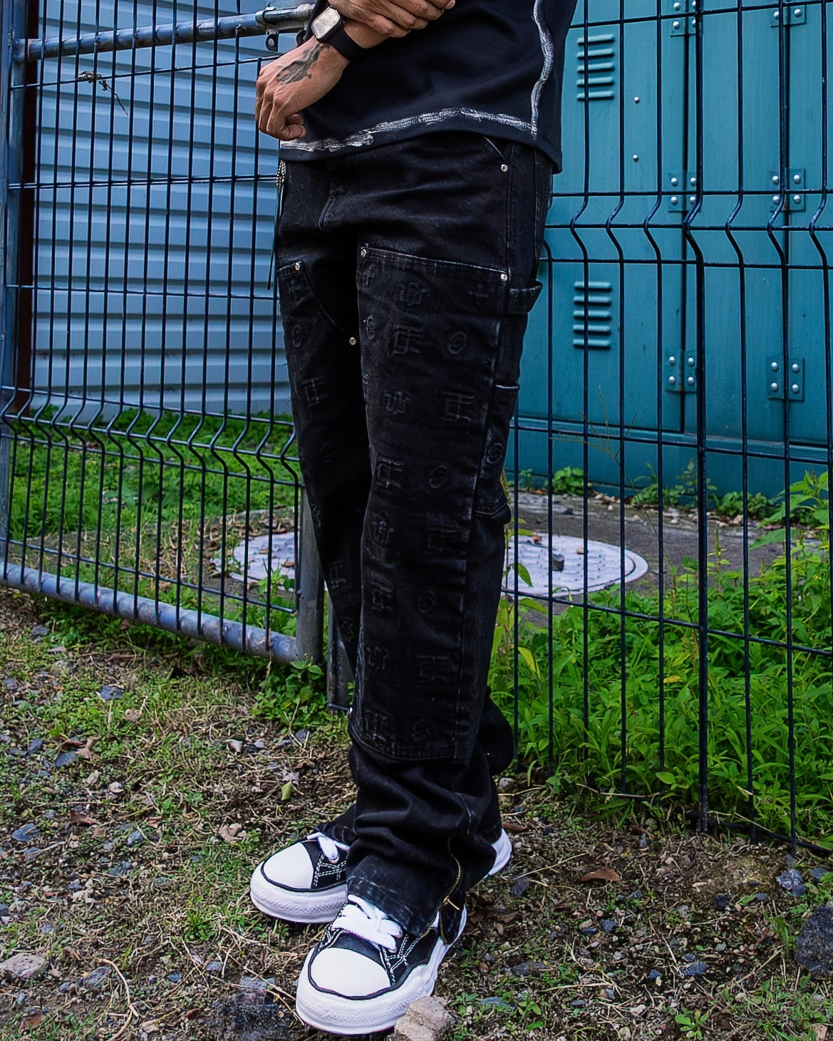 TOTAL BLACK CARPENTER