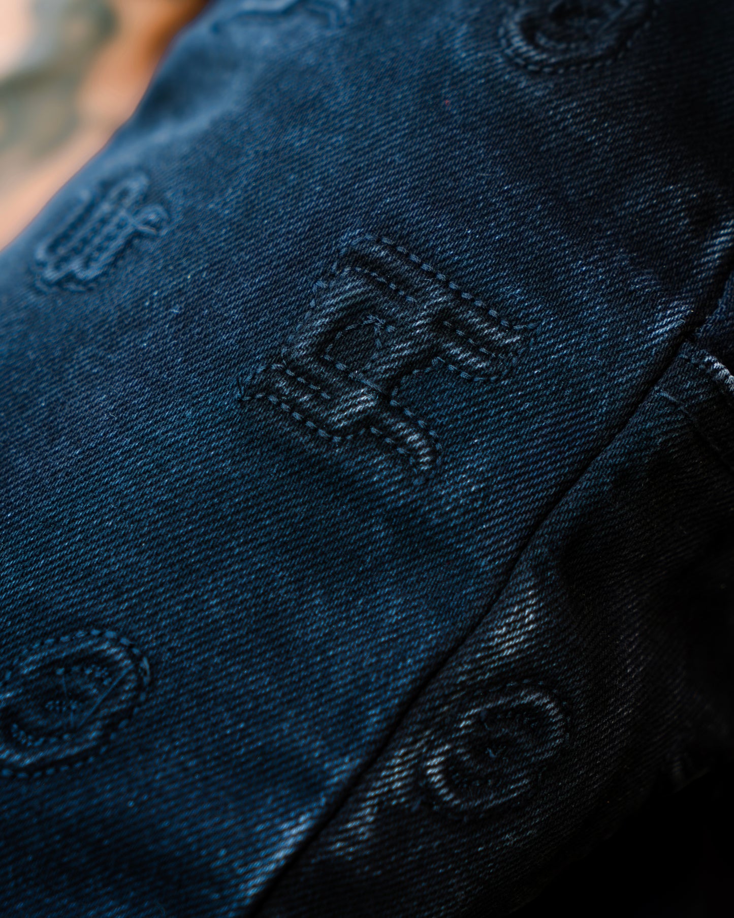 TOTAL BLACK CARPENTER